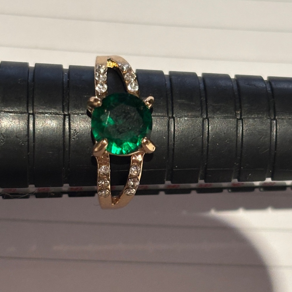 Elegant Gold and Green Gemstone Ring